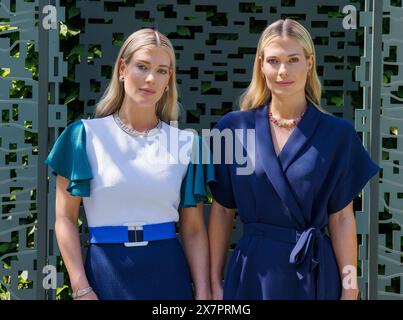 Lady Amelia Spencer (L) und ihre Zwillingsschwester Lady Eliza Spencer (R) tragen Boodles Schmuck im Boodles National Gallery Garden auf der RHS Chelsea. Stockfoto