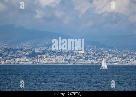 Blick auf Antibes vom gleichnamigen kap an der französischen Riviera Stockfoto