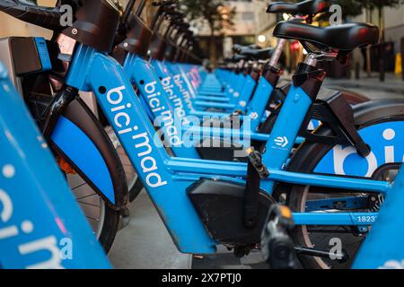 Madrid, Spanien. 13. Februar 2024 – Bicimad Leihfahrräder für die öffentliche Nutzung. Stockfoto