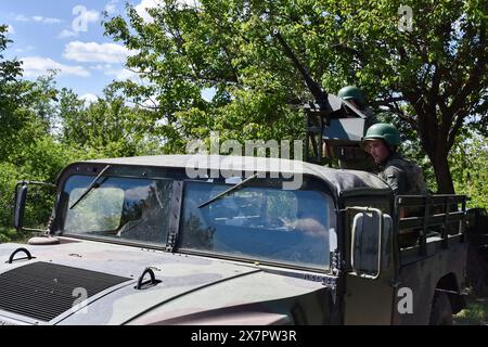 Ukrainische Soldaten der mobilen Luftverteidigungseinheit der 141. Infanterie-Brigade der Ukraine mit ihrem schweren Maschinengewehr Browning M2 auf dem Humvee (Hochmobil-Mehrzweck-Radfahrzeug) im Dienst in der Region Zaporischzhia. Die Effektivität der russischen Raketenangriffe auf die Ukraine hat in letzter Zeit einen dramatischen Anstieg erfahren, da die Munition der Ukraine für ihre Luftabwehrsysteme aufgrund verzögerter Hilfen schrumpfte. Russland hat seine Bombardierung verstärkt und mehr ballistische Raketen eingesetzt, um den Mangel an Munition der Ukraine für seine patriotischen Luftabwehrsysteme auszunutzen. Russland nutzt oft die billig produzierte dro Stockfoto