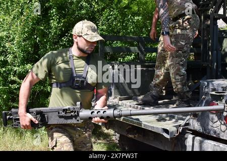 16. Mai 2024, Zaporischschschiha, Ukraine: Ukrainische Soldaten der mobilen Luftverteidigungseinheit der 141. Separaten Infanteriebrigade der Ukraine bereiten ihr schweres Maschinengewehr Browning M2 für den Einsatz in der Region Zaporischschschiha vor. Die Effektivität der russischen Raketenangriffe auf die Ukraine hat in letzter Zeit einen dramatischen Anstieg erfahren, da die Munition der Ukraine für ihre Luftabwehrsysteme aufgrund verzögerter Hilfen schrumpfte. Russland hat seine Bombardierung verstärkt und mehr ballistische Raketen eingesetzt, um den Mangel an Munition der Ukraine für seine patriotischen Luftabwehrsysteme auszunutzen. Russland nutzt häufig die billig produzierten Drohnen, um die Luftverteidigung zu testen Stockfoto