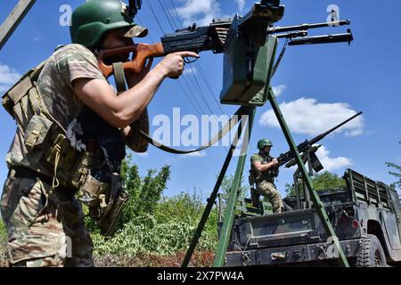 Ukrainische Militärangehörige der mobilen Luftverteidigungseinheit der 141. Infanterie-Brigade der Ukraine mit ihren schweren Maschinengewehren im Dienst in der Region Zaporischzhia. Die Effektivität der russischen Raketenangriffe auf die Ukraine hat in letzter Zeit einen dramatischen Anstieg erfahren, da die Munition der Ukraine für ihre Luftabwehrsysteme aufgrund verzögerter Hilfen schrumpfte. Russland hat seine Bombardierung verstärkt und mehr ballistische Raketen eingesetzt, um den Mangel an Munition der Ukraine für seine patriotischen Luftabwehrsysteme auszunutzen. Russland nutzt die billig produzierten Drohnen oft, um die Luftverteidigung zu testen, bevor es seine Multi-Millionen-Dollar-MUS startet Stockfoto