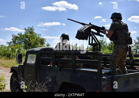 Ukrainische Soldaten der mobilen Luftverteidigungseinheit der 141. Infanterie-Brigade der Ukraine mit ihrem schweren Maschinengewehr Browning M2 auf dem Humvee (Hochmobil-Mehrzweck-Radfahrzeug) im Dienst in der Region Zaporischzhia. Die Effektivität der russischen Raketenangriffe auf die Ukraine hat in letzter Zeit einen dramatischen Anstieg erfahren, da die Munition der Ukraine für ihre Luftabwehrsysteme aufgrund verzögerter Hilfen schrumpfte. Russland hat seine Bombardierung verstärkt und mehr ballistische Raketen eingesetzt, um den Mangel an Munition der Ukraine für seine patriotischen Luftabwehrsysteme auszunutzen. Russland nutzt oft die billig produzierte dro Stockfoto