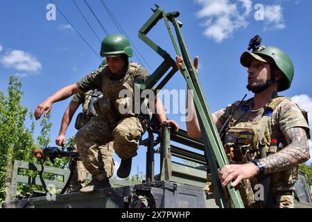 16. Mai 2024, Zaporischschschiha, Ukraine: Ukrainische Soldaten der mobilen Luftverteidigungseinheit der 141. Separaten Infanteriebrigade der Ukraine bereiten ihre schweren Maschinengewehre für den Einsatz in der Region Zaporischschschiha vor. Die Effektivität der russischen Raketenangriffe auf die Ukraine hat in letzter Zeit einen dramatischen Anstieg erfahren, da die Munition der Ukraine für ihre Luftabwehrsysteme aufgrund verzögerter Hilfen schrumpfte. Russland hat seine Bombardierung verstärkt und mehr ballistische Raketen eingesetzt, um den Mangel an Munition der Ukraine für seine patriotischen Luftabwehrsysteme auszunutzen. Russland nutzt die billig produzierten Drohnen oft, um die Luftverteidigung vor lau zu testen Stockfoto