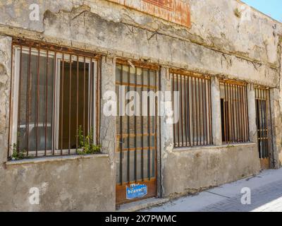 Im Mai 2024 wurde ein kleiner Supermarkt mit Geländern und Bars in Pafos, Zypern, gesichert. Stockfoto