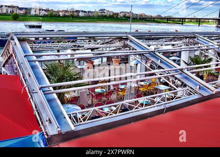 Café an den Rheinpromenaden in Düsseldorf mit Blick auf den Rhein und die Skyline auf der anderen Seite des Flusses, deutschland Stockfoto