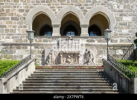 Schaan, Liechtenstein - 17. Mai 2024: Denkmal vor der Pfarrkirche in Schaan zum Gedenken an Prinz Johann den Guten - Johann der Gute Stockfoto