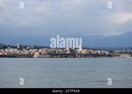 Blick auf Antibes vom gleichnamigen kap an der französischen Riviera Stockfoto