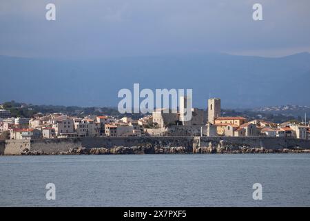 Blick auf Antibes vom gleichnamigen kap an der französischen Riviera Stockfoto