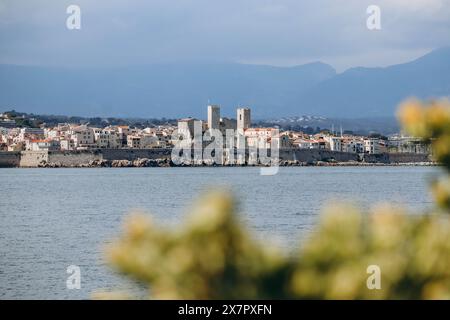 Blick auf Antibes vom gleichnamigen kap an der französischen Riviera Stockfoto