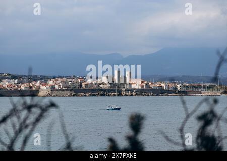 Blick auf Antibes vom gleichnamigen kap an der französischen Riviera Stockfoto