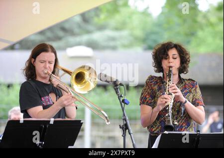 Die australische Jazz-Posaunistin Shannon Barnett mit Shabnam Parvaresh cl. Beim 53. Moers Festival. Australischer Jazzposaunist Shannon Barnett mit Shabnam Parvaresh cl. Beim 53. Moers Festival. Moers NRW DEUDEGERMANYDEUTSCHLANDALLEMAGNE Stockfoto