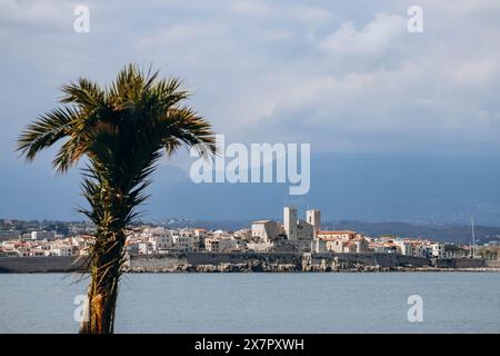 Blick auf Antibes vom gleichnamigen kap an der französischen Riviera Stockfoto