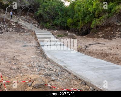 Im Mai 2024 wurden neue Betontreppen zum Strand von Coral Bay, Pegeia, Pafos, Zypern, gelegt. Stockfoto