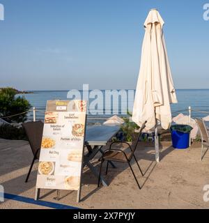 Mai 2024, Beach Café Menü mit Preisen in Coral Bay Pegeia, Pafos, Zypern. Stockfoto