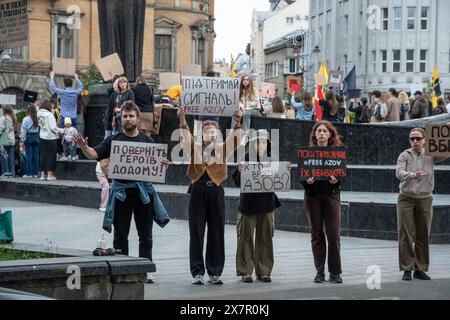 Menschen mit Spruchbändern mit Spruchbändern stehen im Zentrum von Lemberg, Ukraine, und protestieren Verwandte und Freunde von Gefangenen Verteidigern von Mariupol, die Spruchbanner und Fahnen halten, nehmen an dem Treffen der "nicht schweigen" Teil. Erlebe Kills. Zwei Jahre Gefangenschaft gewidmet dem Jahrestag der Freilassung ukrainischer Verteidiger aus dem Asovstal-Werk in Lemberg. Die Veranstaltung wird von der Vereinigung der Familien der Verteidiger von Azovstal organisiert. Am 20. Mai 2022 verließen die Verteidiger von Azovstal das Werk und wurden von den Russen gefangen genommen. Mehr als 2.000 ukrainische Soldaten befinden sich noch immer in Gefangenschaft in furchtbarer Ko Stockfoto