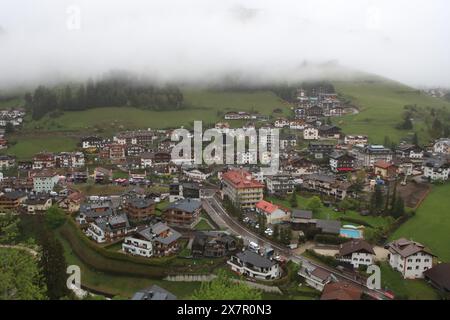 Santa Cristina, Italien. Mai 2024. © Pierre Teyssot/MAXPPP; Giro d'Italia 2024 UCI Radrennen - Stufe 16. Santa Cristina, Italien am 21. Mai 2024. 16. Etappe von Livigno nach Santa Cristina. Allgemeiner Blick auf das Zielgebiet in Santa Cristina in Gröden. Tadej Pogacar (SLO) das Team Emirates aus den Vereinigten Arabischen Emiraten beginnt mit dem pinkfarbenen Trikot des Leaders. Santa Cristina Village © Pierre Teyssot/Maxppp Credit: MAXPPP/Alamy Live News Stockfoto