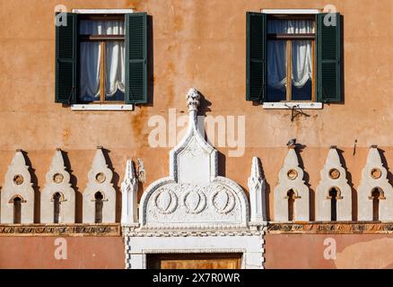 Venedig, Provinz Venedig, Region Venetien, Italien. Typisch venezianische Architektur in der Gegend von Arsenal. Venedig gehört zum UNESCO-Weltkulturerbe. Stockfoto