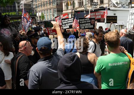 Manhattan, Usa. Mai 2024. Demonstranten halten Plakate bei einem Protest vor der 100 Center Street gegen Donald Trumps kriminelles Schweigegeld-Verfahren in New York vor dem Manhattan Criminal Court. (Foto: Derek French/SOPA Images/SIPA USA) Credit: SIPA USA/Alamy Live News Stockfoto