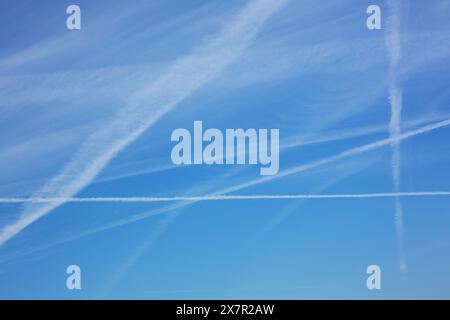 Cloud Seeding Technologie erzeugt künstlichen Regen am Himmel der VAE Stockfoto