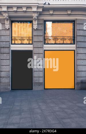 Leere Ladenfront-Banner vor einer klassischen Gebäudefassade in Madrid, ideal für Mockups und Werbedesigns Stockfoto