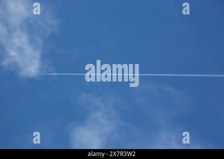 Cloud Seeding Technologie erzeugt künstlichen Regen am Himmel der VAE Stockfoto