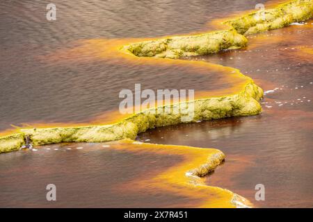 Dieses Bild zeigt eine atemberaubende Luftperspektive des Aufruhrs in Spanien. Der Fluss zeigt reiche, variierende Orange- und Rottöne, im Kontrast zu VI Stockfoto