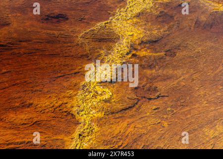 Luftaufnahme, die die markanten Rot- und Gelbtöne des Riotinto River und seine einzigartigen mineralreichen Wassermuster einfängt Stockfoto