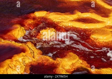 Eine atemberaubende Aufnahme des Riotinto-Flusses in Spanien mit seinen markanten Rot- und Gelbtönen, Texturen und Farben spiegeln sein einzigartiges Mineral-ri wider Stockfoto