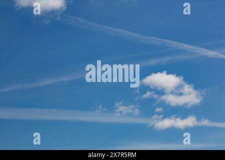 Cloud Seeding Technologie erzeugt künstlichen Regen am Himmel der VAE Stockfoto