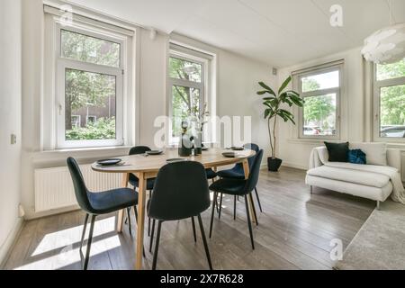 Ein gemütlicher und moderner Wohnbereich mit viel Tageslicht, stilvollen Möbeln und einer klaren Design-Ästhetik, die Funktionalität perfekt vereint Stockfoto