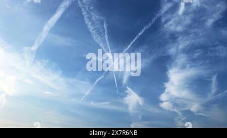 Cloud Seeding Technologie erzeugt künstlichen Regen am Himmel der VAE Stockfoto