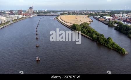 Hamburg wächst südlich der Elbe: Gegenüber der Hafencity wurde der Boden für den neuen Stadtteil Grasbrook mit 3,000 neuen Appartments vorbereitet. Stockfoto