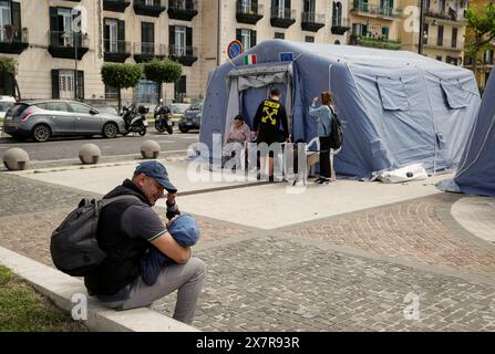 Neapel, Italien. Mai 2024. Viele Bürger von Pozzuoli wurden evakuiert und verbrachten die Nacht in den zwei Zeltlagern, die vom Zivilschutz im Hafengebiet und im Küstengebiet errichtet wurden, aufgrund der seismischen Schwärme im Gebiet der Phlegräischen Felder, die etwa 150 Erdbeben verzeichnet haben, von denen das stärkste, mit einer Magnitude von 4,4, innerhalb der Solfatara. Quelle: Unabhängige Fotoagentur/Alamy Live News Stockfoto