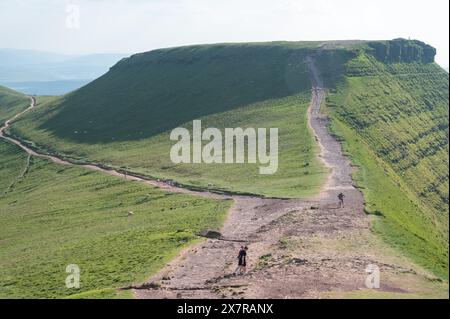 Spaziergänger auf dem Weg vom Pen y Fan nach Corn du, Brecon Beacons Stockfoto