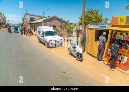 Antananarivo, Madagaskar. Oktober 2023. Straße von Antananarivo. Menschen leiden unter Armut langsame Entwicklung Land. Stadtbewohner, die über sie eilten Stockfoto