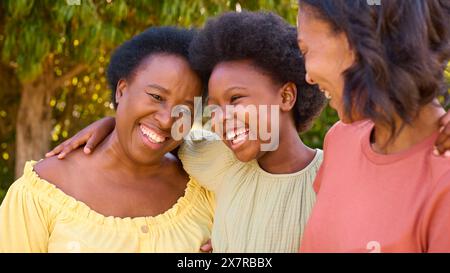 Liebe Weibliche Familie Der Drei Generationen Lachen Und Umarmen Im Freien Auf Dem Land Stockfoto