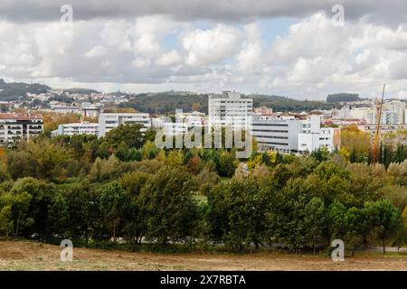 Antas, Vila Nova de Famalicao, Braga, Portugal - 22. Oktober 2020: Architekturdetails der Stadt an einem Herbsttag Stockfoto