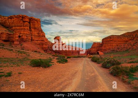 Blick auf den Charyn Canyon bei Sonnenuntergang. Südöstliches Kasachstan, Region Almaty. Stockfoto