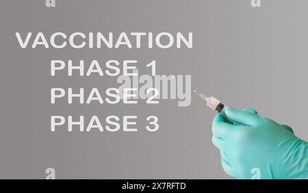 Eine Person, die eine Spritze hält, auf der hinter ihnen das Wort Vaccine steht. Das Bild zeigt die Bedeutung von Impfungen und die Rolle, die diese haben Stockfoto