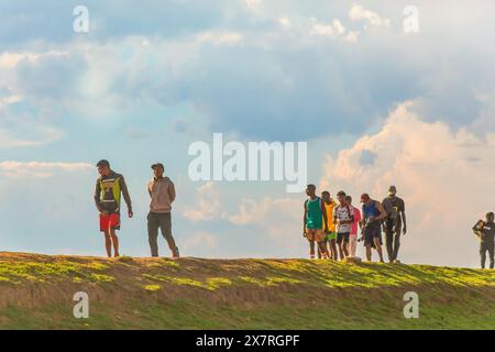 Antananarivo, Talatamaty, Madagaskar. Oktober 2023. Straße von Antananarivo. Hauptstadt und größte Stadt Madagaskars. Die Leute laufen entlang der irdischen Embank Stockfoto