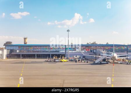 Antananarivo, Madagaskar 26. Oktober 2023. Antananarivo, Hauptstadt Madagaskars, internationaler Flughafen Ivato. Flugzeuge und Start- und Landebahn. Blick von hinten Stockfoto