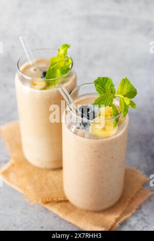 Selektiver Fokus gesunder Lebensmittel Hafer Banana Smoothie. Stockfoto