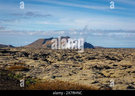 Vulkanische Landschaft der Halbinsel Reykjanes mit Lavafeldern und Gasdampf des Geothermie-Kraftwerks Svartsengi und der Blauen Lagune, Island. Stockfoto