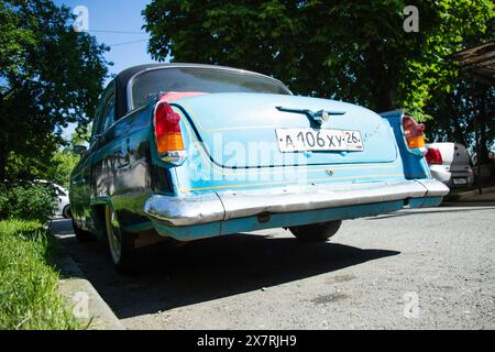 Vladikavkaz, Russland - 21. Mai 2024 : GAZ 22 21 WOLGA Rückansicht . Blaues Retro-Auto, Beifahrer-Limousine Stockfoto