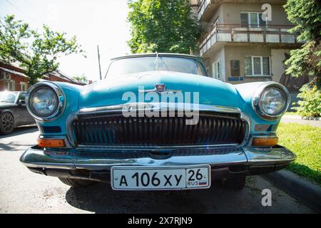 Vladikawkaz, Russland - 21. Mai 2024 : GAZ 22 21 WOLGA Vorderansicht . Blaues Retro-Auto Stockfoto