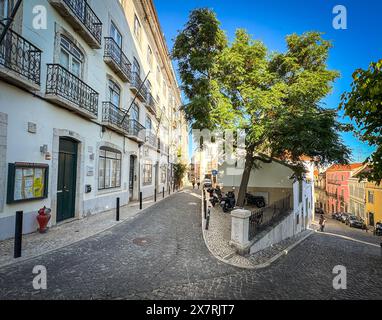 Lissabon, Portugal. Gemütliche Straßenecke in der historischen Gegend von Bica, in der Nähe von Bairro Alto. Stockfoto