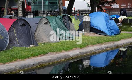 Zelte, die von Asylsuchenden an einem Abschnitt des Canal Grande bei Wilton Place in Dublin aufgestellt wurden. Bilddatum: Dienstag, 21. Mai 2024. Stockfoto