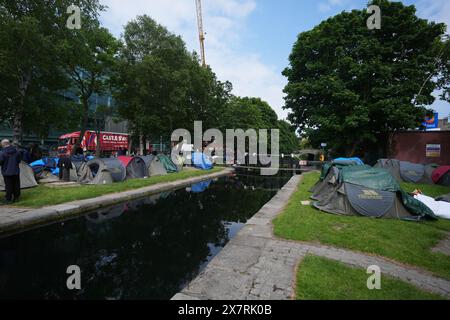 Zelte, die von Asylsuchenden an einem Abschnitt des Canal Grande bei Wilton Place in Dublin aufgestellt wurden. Bilddatum: Dienstag, 21. Mai 2024. Stockfoto
