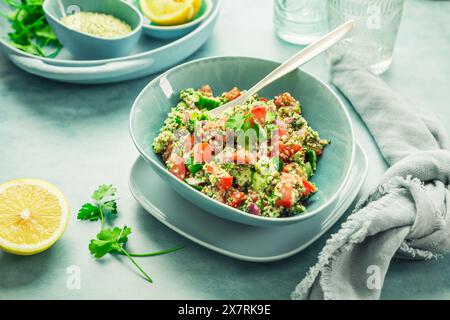 Tabbouleh-Salat. Frischer hausgemachter Tabouli-Salat mit frischer Petersilie, Zwiebeln, Tomaten und Hanfsamen. Stockfoto